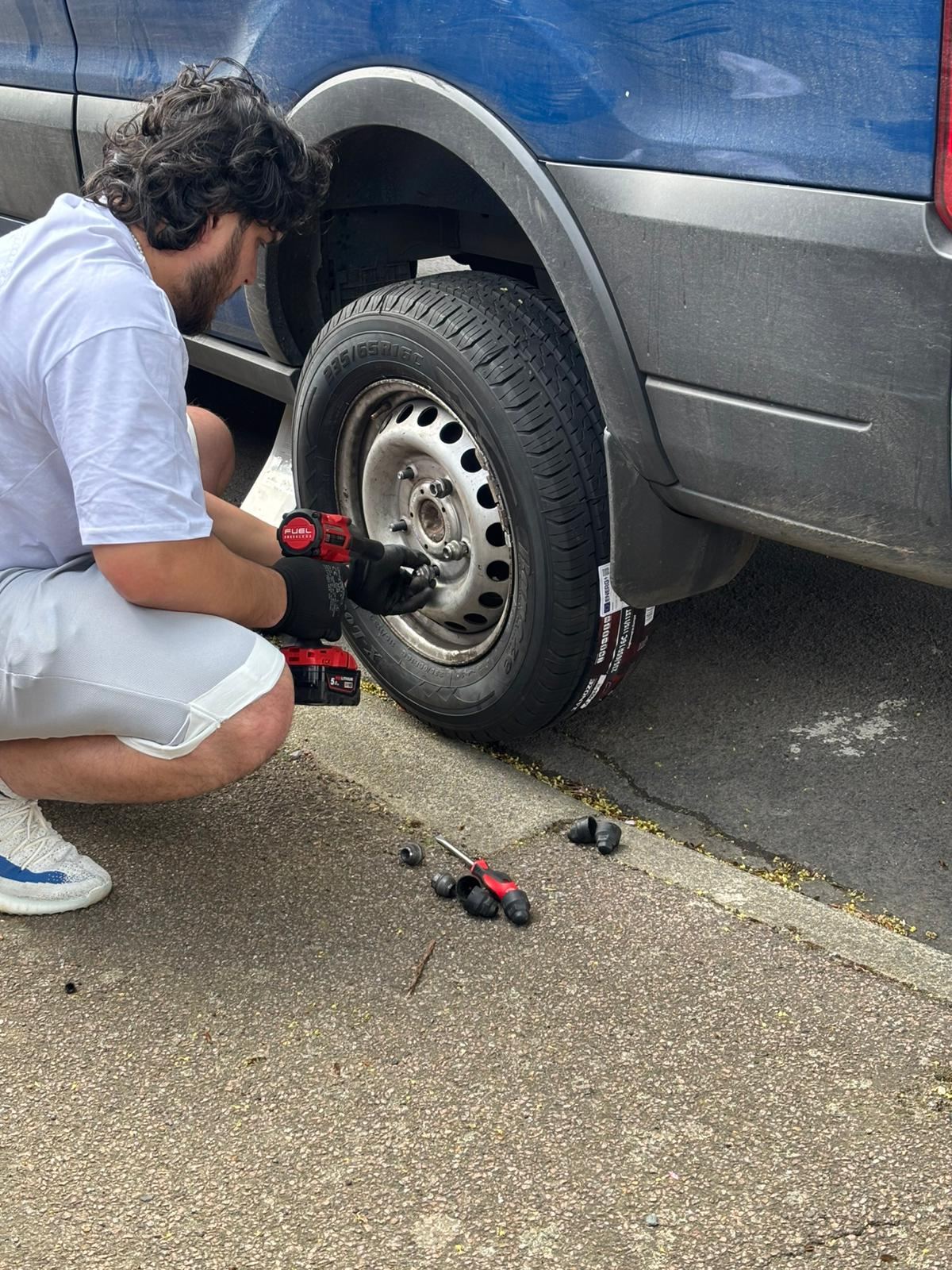 Professional tyre fitting with Milwaukee tools